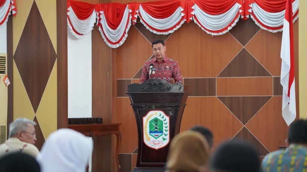 Bupati Kapuas Hulu, Fransiskus Diaan memberikan sambutan pada acara Forum Konsultasi Rancangan Awal RKPD tahun 2024, Kamis (16/02/2023). (Foto: Ishaq)