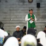 Wakil Bupati Kapuas Hulu, Wahyudi Hidayat memberikan kata sambutan dalam acara Safari Isra Mi'raj Nabi Muhammad SAW di Masjid Raudhatul Jannah, Kecamatan Semitau. (Foto: Ishaq)