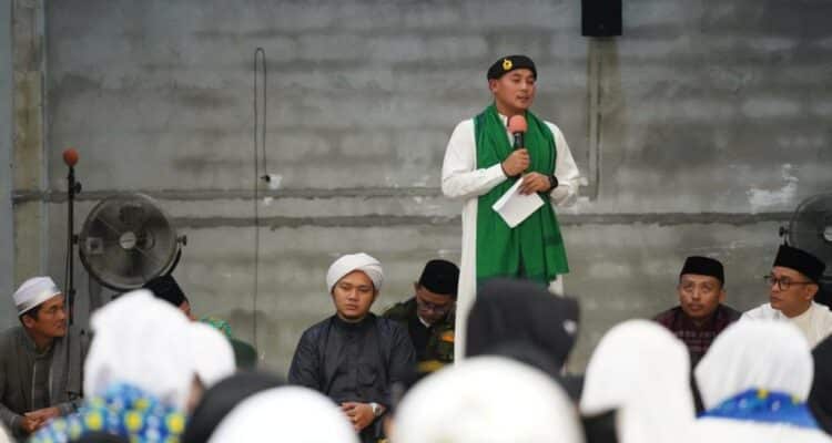 Wakil Bupati Kapuas Hulu, Wahyudi Hidayat memberikan kata sambutan dalam acara Safari Isra Mi'raj Nabi Muhammad SAW di Masjid Raudhatul Jannah, Kecamatan Semitau. (Foto: Ishaq)