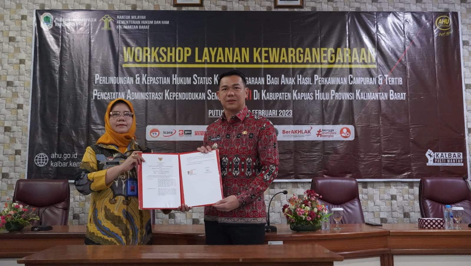 MoU antara Kantor Wilayah Kementerian Hukum dan HAM Kalimantan Barat dengan Pemerintah Kabupaten Kapuas Hulu tentang Pelayanan Hukum dan HAM. (Foto: Ishaq)