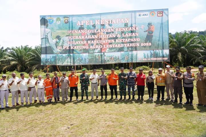 Foto bersama di sela-sela Apel Kesiapan Penanggulangan Bencana Karhutla Tahun 2023. (Foto: Adi LC)