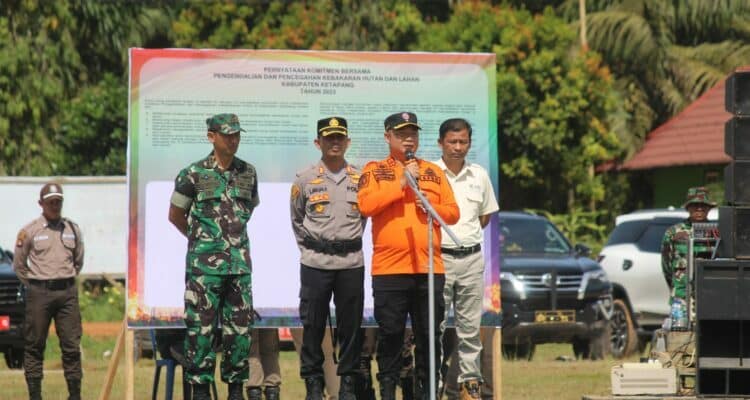 Sekda Ketapang, Alexander Wilyo menjadi inspektur Apel Kesiapan Penanggulangan Karhutla di Lapangan PT KAL. (Foto: Adi LC)