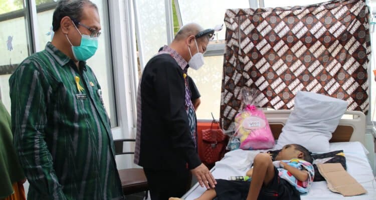 Sekda Kalbar Harisson bersama Kadiskes Kesehatan Provinsi Kalbar, Hary Agung Tjahyadi menjenguk salah seorang pasien kanker anak di RSUD dr. Soedarso, Kamis (16/02/2023)