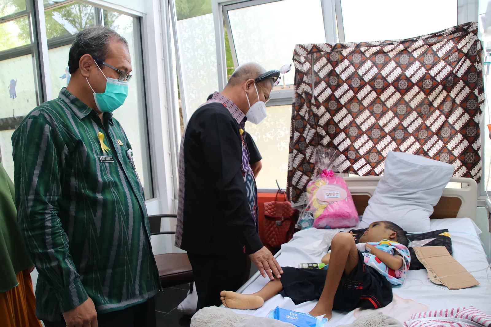 Sekda Kalbar Harisson bersama Kadiskes Kesehatan Provinsi Kalbar, Hary Agung Tjahyadi menjenguk salah seorang pasien kanker anak di RSUD dr. Soedarso, Kamis (16/02/2023)