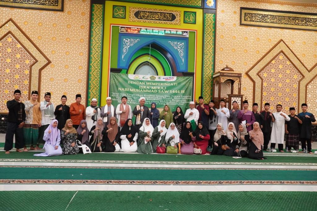 Wabup Kapuas Hulu, Wahyudi Hidayat berfoto bersama di sela-sela menghadiri Peringatan Isra Mikraj di Masjid Agung Darunnajah Putussibau. (Foto: Ishaq)