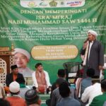 Wabup Kapuas Hulu, Wahyudi Hidayat menghadiri Peringatan Isra Mikraj di Masjid Agung Darunnajah Putussibau. (Foto: Ishaq)