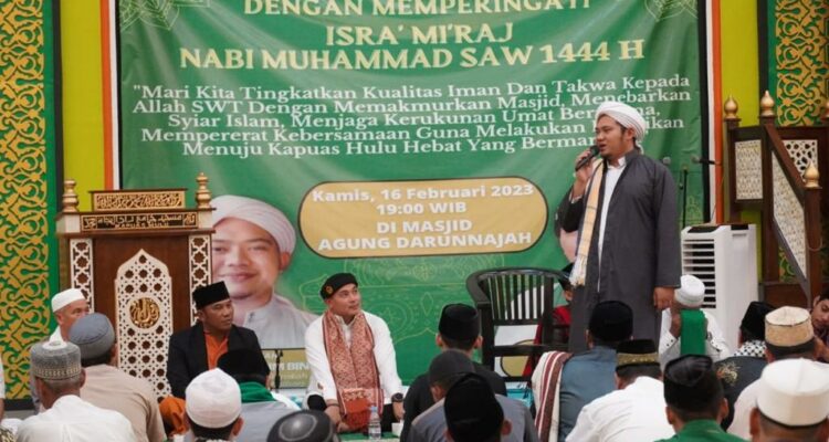 Wabup Kapuas Hulu, Wahyudi Hidayat menghadiri Peringatan Isra Mikraj di Masjid Agung Darunnajah Putussibau. (Foto: Ishaq)