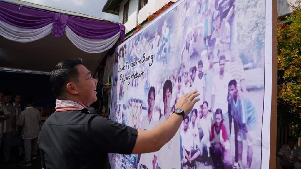 Bupati Kapuas Hulu, Fransiskus Diaan melihat hasil karya siswa siswi pada kegiatan Artpreneur Exhibition Rupa Imaji Selayang Pandang. (Foto: Ishaq)
