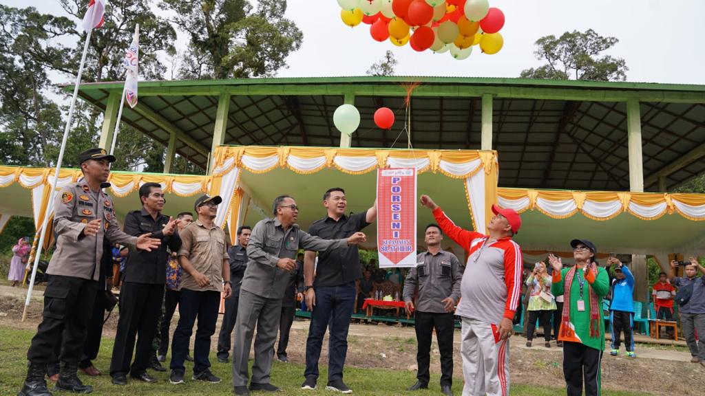 Pelepasan balon sebagai tanda dimulainya kegiatan Porseni Tingkat SD dan SMP Kecamatan Silat Hilir. (Foto: Ishaq)
