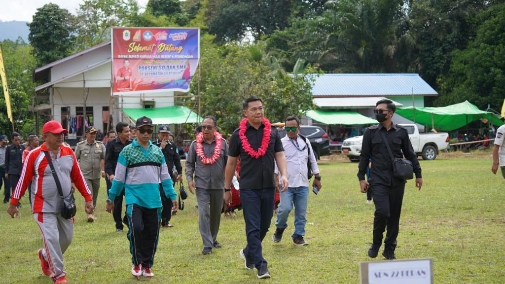 Bupati Kapuas Hulu, Fransiskus Diaan hadir di Kecamatan Silat Hilir guna membuka secara resmi kegiatan Porseni Tingkat SD dan SMP se-Kecamatan Silat Hilir. (Foto: Ishaq)
