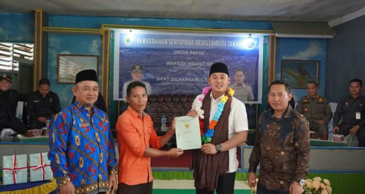 Penyerahan sertifikat tanah masyarakat di 4 desa di Kecamatan Hulu Gurung secara simbolis dilakukan di Desa Mubung, Jumat (17/02/2023). (Foto: Ishaq)