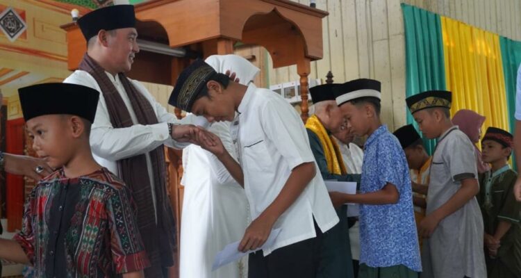 Wakil Bupati Kapuas Hulu, Wahyudi Hidayat menghadiri peringatan Isra Mikraj Nabi Muhammad SAW di Masjid Jami' Al-Faidzin. (Foto: Ishaq)