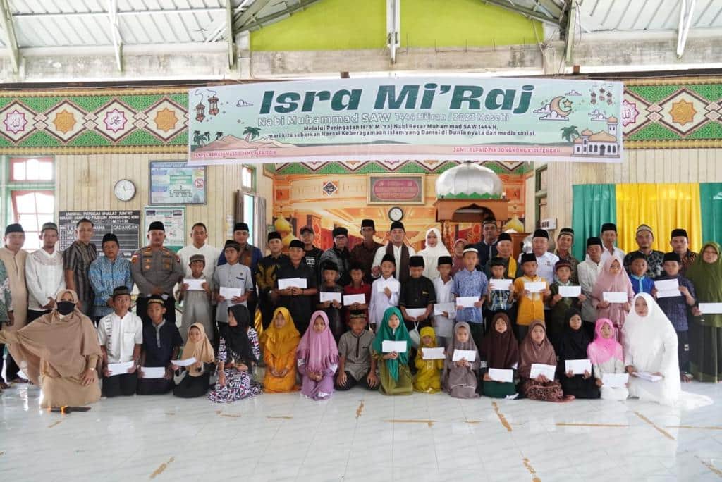Wakil Bupati Kapuas Hulu, Wahyudi Hidayat foto bersama di sela-sela menghadiri peringatan Isra Mikraj Nabi Muhammad SAW di Masjid Jami' Al-Faidzin. (Foto: Ishaq)