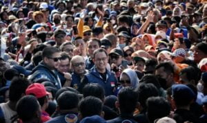 Anies Baswedan dikerumuni massa saat berkunjung ke Kota Pontianak, Provinsi Kalbar. (Foto: Jauhari)
