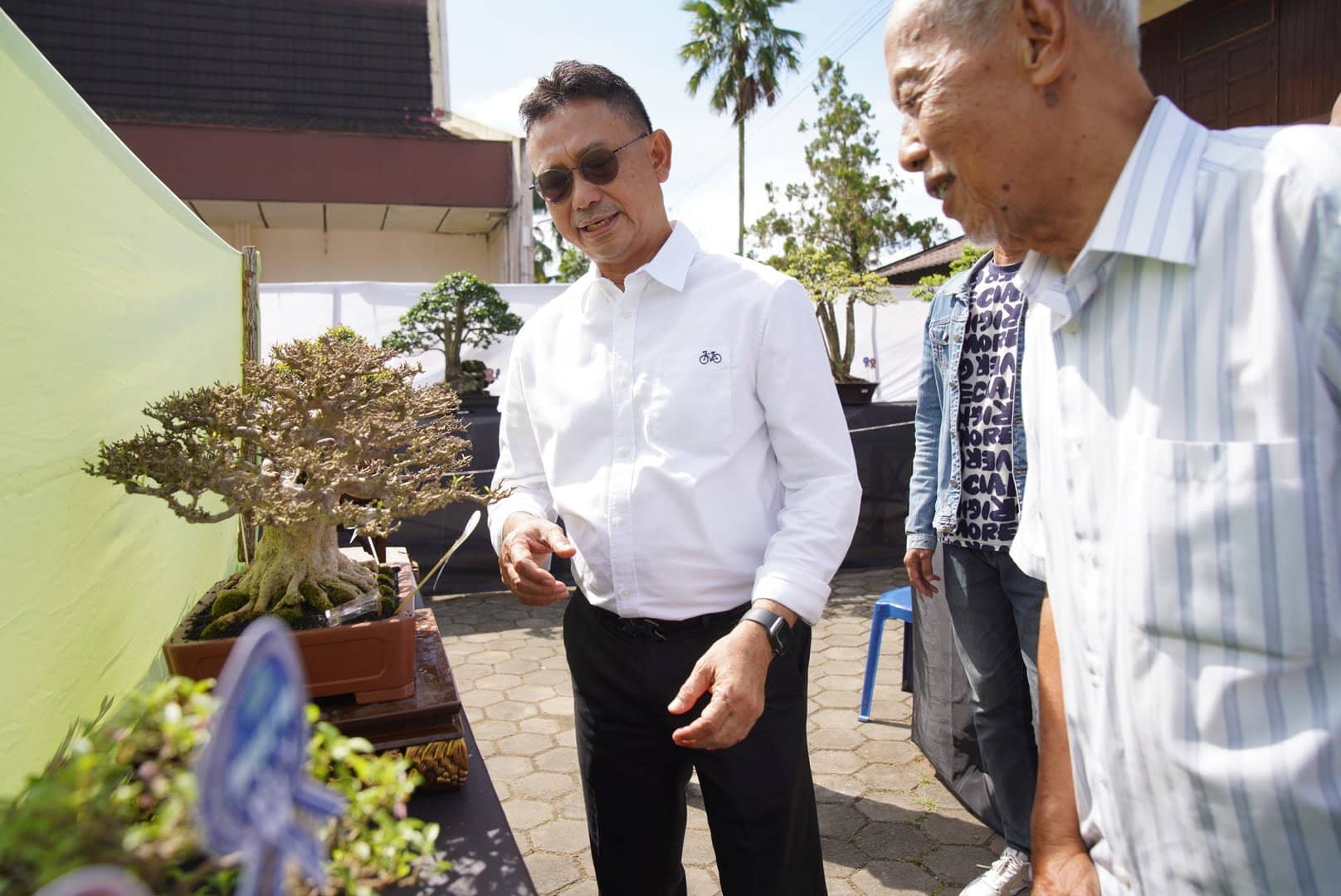 Wali Kota Pontianak, Edi Rusdi Kamtono melihat tanaman bonsai yang dipamerkan. (Foto: Prokopim For KalbarOnline.com)