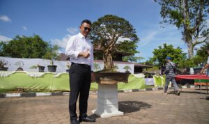 Wali Kota Pontianak, Edi Rusdi Kamtono berfoto di depan tanaman bonsai yang dipamerkan pada Pameran dan Kontes Bonsai di halaman Museum Neger. (Foto: Prokopim For KalbarOnline.com)