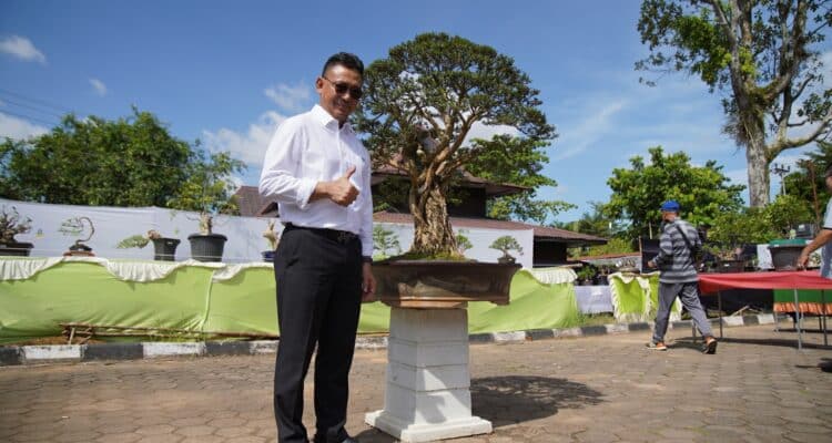Wali Kota Pontianak, Edi Rusdi Kamtono berfoto di depan tanaman bonsai yang dipamerkan pada Pameran dan Kontes Bonsai di halaman Museum Neger. (Foto: Prokopim For KalbarOnline.com)