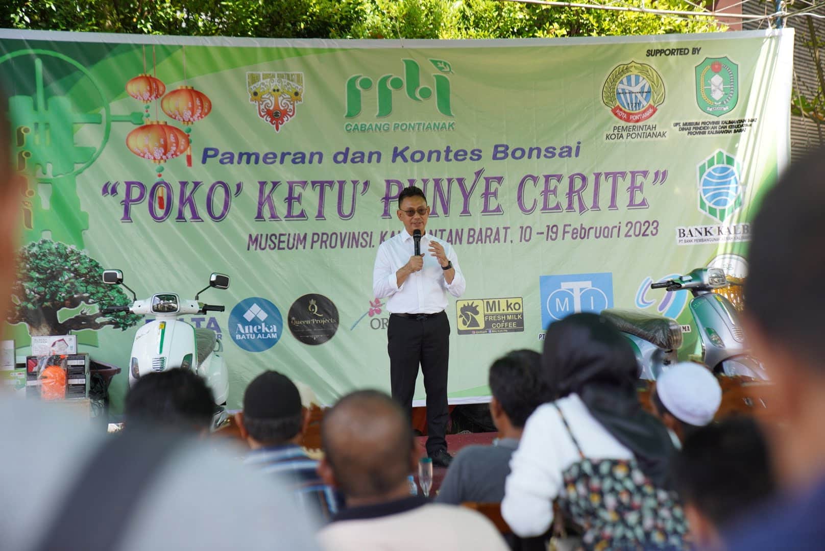 Wali Kota Pontianak, Edi Rusdi Kamtono berbagi cerita tentang kegemarannya pada bonsai. (Foto: Prokopim For KalbarOnline.com)