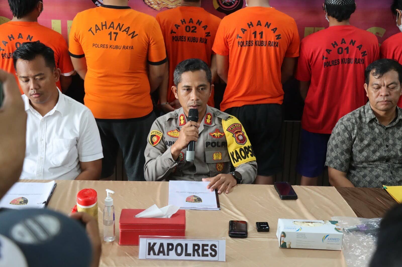Kapolre Kubu Raya, AKBP Arief Hidayat memberikan paparan dalam kegiatan press conference terkait 8 kasus menonjol, di Mapolres Kubu Raya, Jumat (17/02/2023). (Foto: Jauhari)
