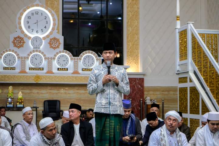 Wabup Ketapang, Farhan memberikan kata sambutan dalam peringatan Isra Mikraj. (Foto: Adi LC)