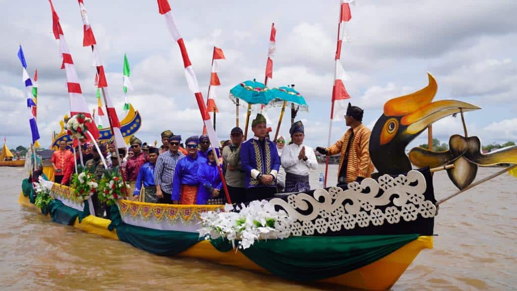 Bupati Kapuas Hulu, Fransiskus Diaan berlayar di Sungai Jongkong guna menghadiri Hari Jadi Kerajaan Jongkong ke-223 tahun 2023, Minggu (19/02/2023). (Foto: Ishaq)