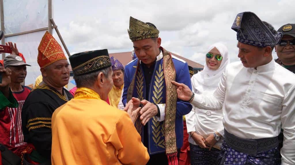 Bupati Kapuas Hulu, Fransiskus Diaan bersalaman dengan masyarakat serta para tetua di Kecamatan Jongkong. (Foto: Ishaq)