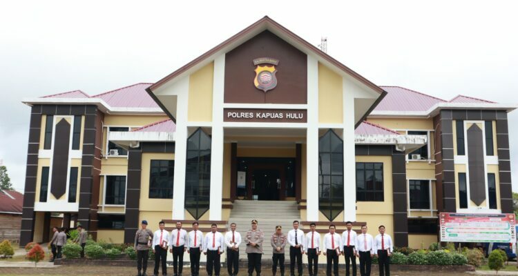 Kapolres Kapuas Hulu, AKBP France Yohanes Siregar berfoto bersama 12 personel peraih penghargaan. (Foto: Ishaq)