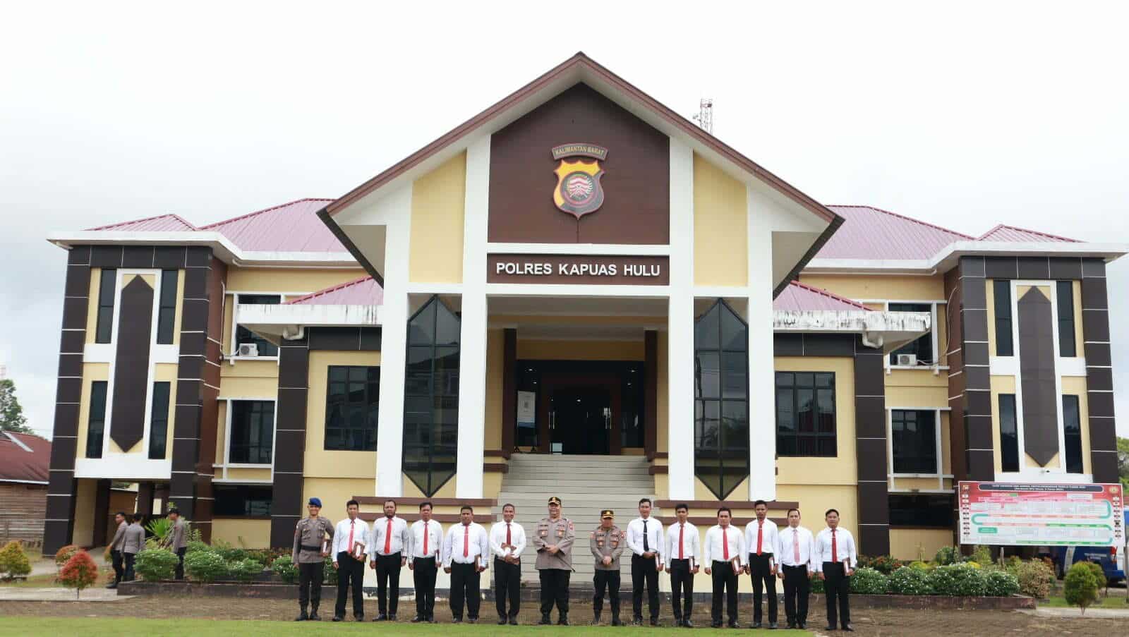 Kapolres Kapuas Hulu, AKBP France Yohanes Siregar berfoto bersama 12 personel peraih penghargaan. (Foto: Ishaq)