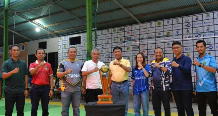 Foto bersama di sela-sela pembukaan turnamen futsal antar instansi dan perangkat daerah se-Kabupaten Ketapang tahun 2023, Minggu (19/02/2023) malam. (Foto: Adi LC)