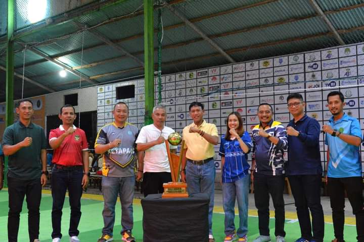 Foto bersama di sela-sela pembukaan turnamen futsal antar instansi dan perangkat daerah se-Kabupaten Ketapang tahun 2023, Minggu (19/02/2023) malam. (Foto: Adi LC)