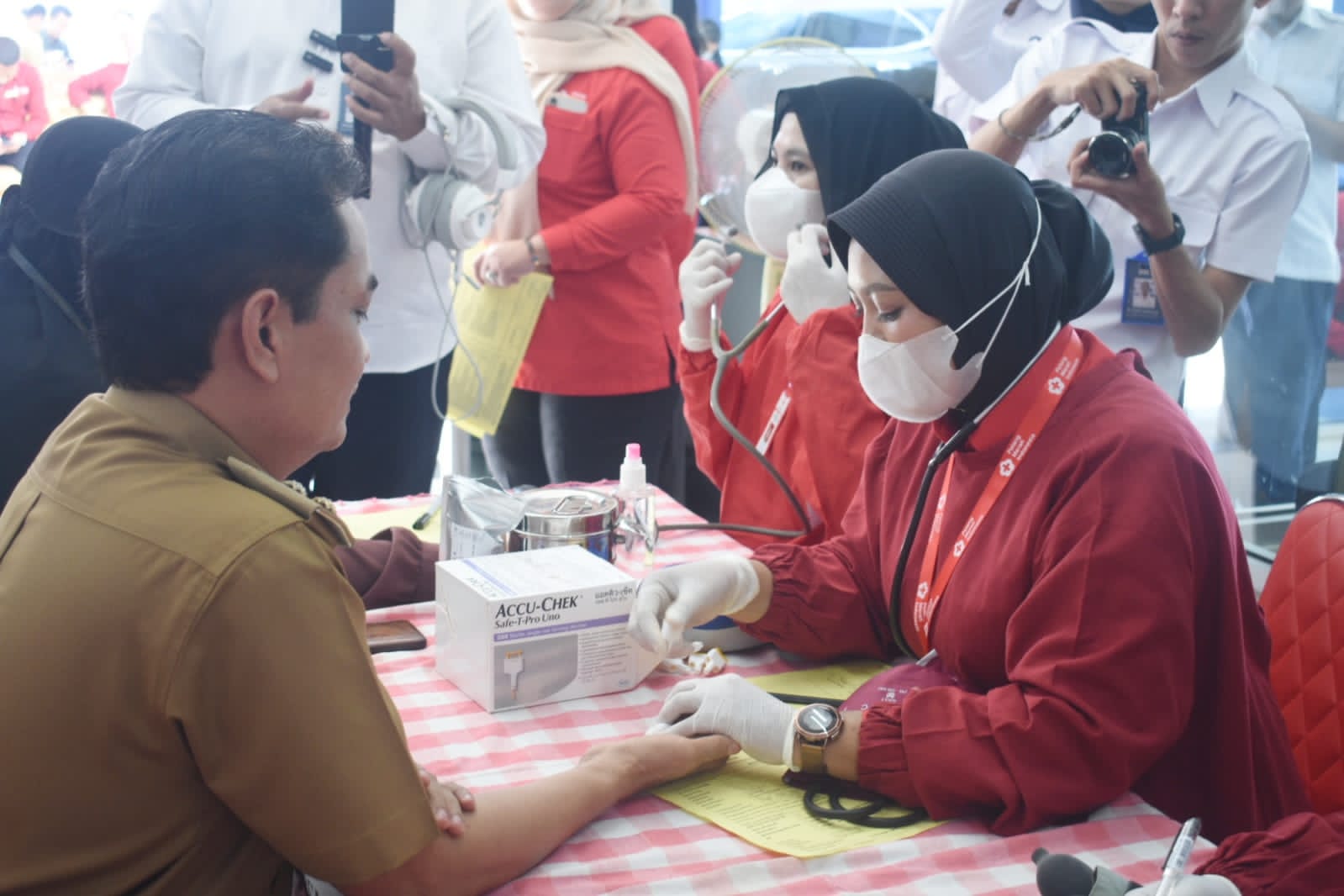 Wakil Wali Kota Pontianak, Bahasan tengah dilakukan pemeriksaan darah oleh petugas kesehatan. (Foto: Prokopim For KalbarOnline.com)