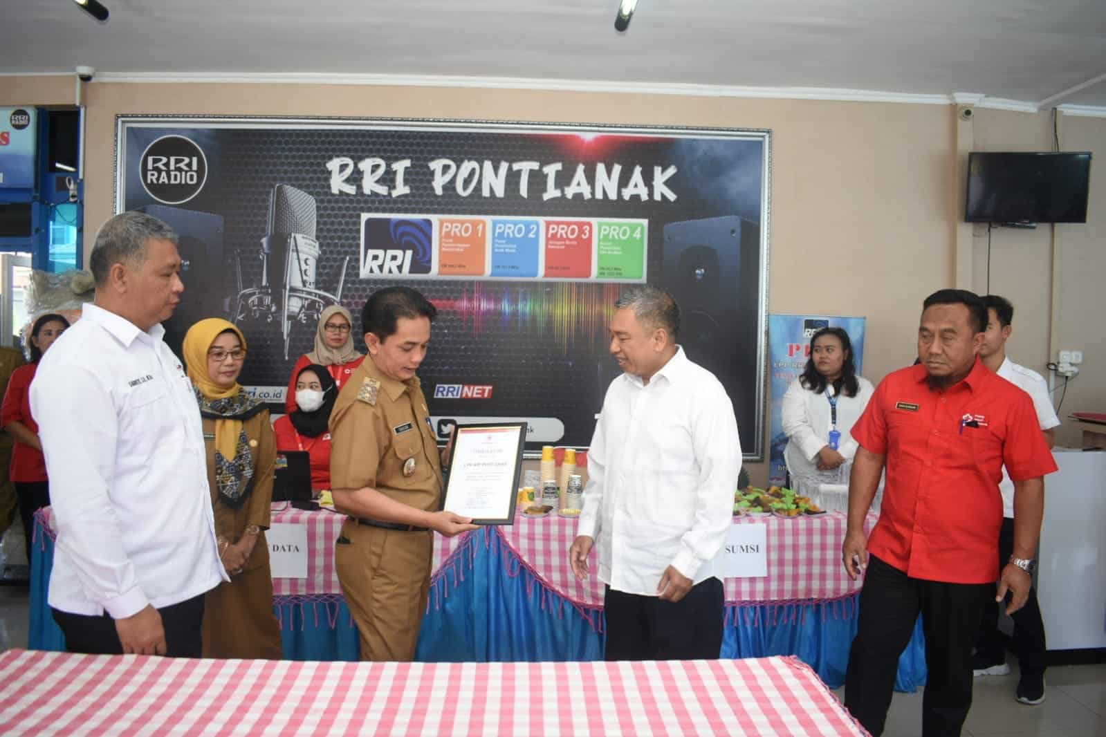 Wakil Wali Kota Pontianak, Bahasan menerima piagam penghargaan dari RRI Pontianak. (Foto: Prokopim For KalbarOnline.com)