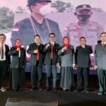 Ketua FKPT Kalbar dan pengurus berfoto bersama dalam acara Rapat Kerja Nasional Forum Koordinasi Pencegahan Terorisme (FKPT), Jakarta, 20 Februari 2023. (Foto: Jauhari)