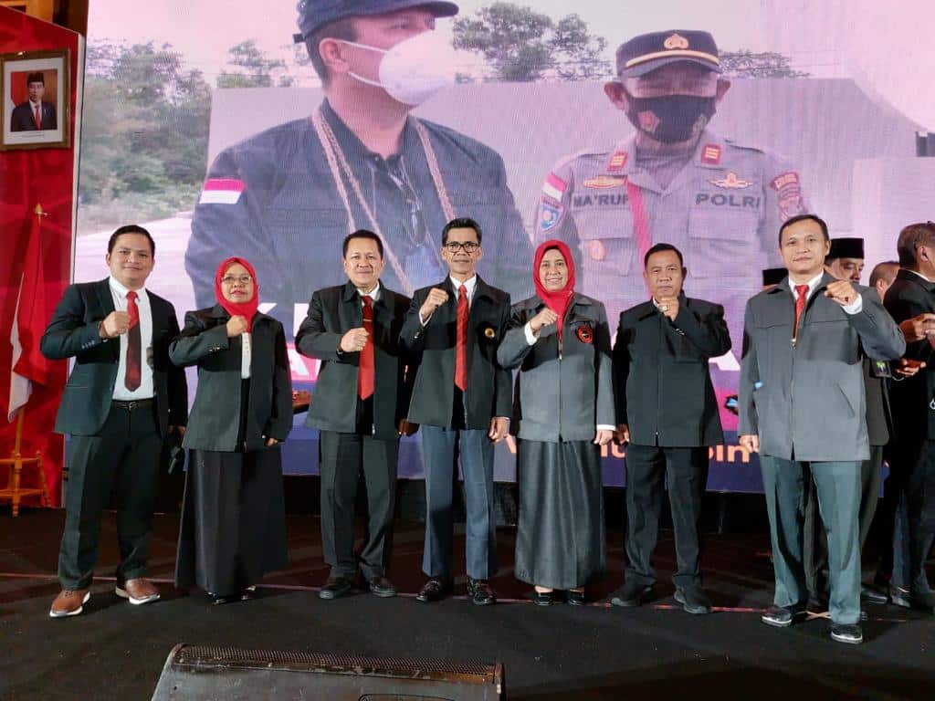 Ketua FKPT Kalbar dan pengurus berfoto bersama dalam acara Rapat Kerja Nasional Forum Koordinasi Pencegahan Terorisme (FKPT), Jakarta, 20 Februari 2023. (Foto: Jauhari)
