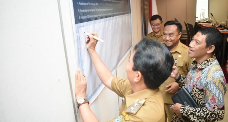 Wakil Wali Kota Pontianak, Bahasan meneken komitmen bersama dalam penanggulangan TBC di Kota Pontianak. (Foto: Prokopim For KalbarOnline.com)