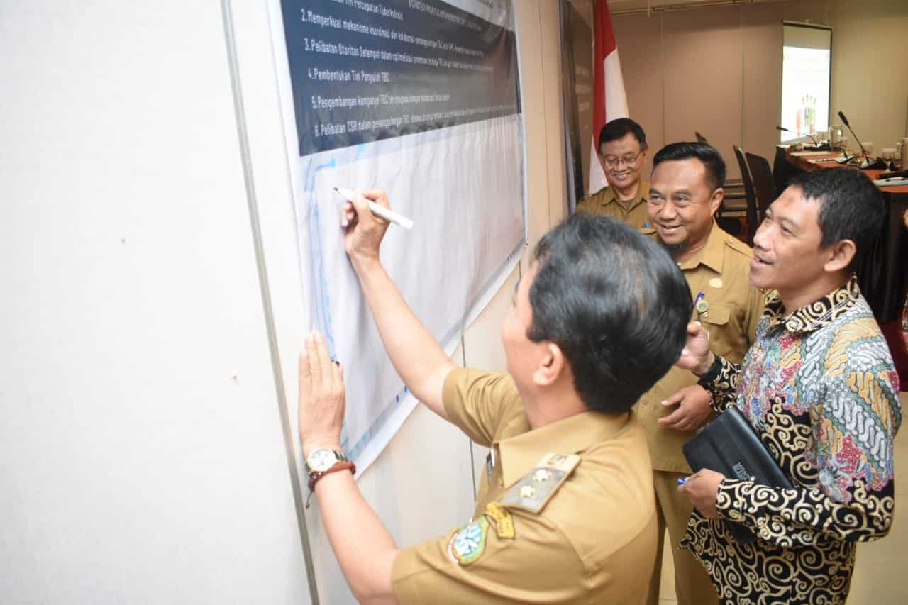 Wakil Wali Kota Pontianak, Bahasan meneken komitmen bersama dalam penanggulangan TBC di Kota Pontianak. (Foto: Prokopim For KalbarOnline.com)