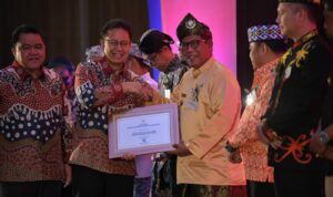 Bupati Kayong Utara, Citra Duani menerima sertifikat bebas frambusia dari Menteri Kesehatan RI, Budi Gunadi, Selasa (21/02/2023). (Foto: Santo)
