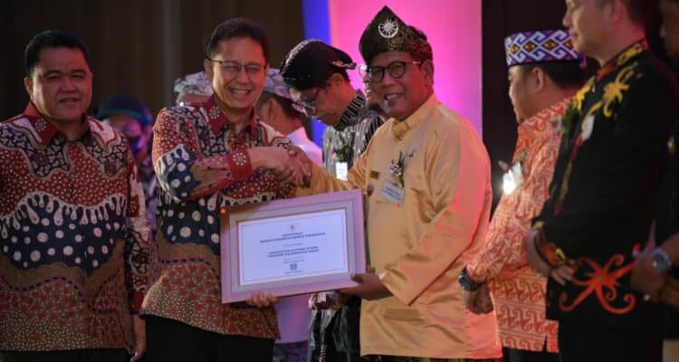 Bupati Kayong Utara, Citra Duani menerima sertifikat bebas frambusia dari Menteri Kesehatan RI, Budi Gunadi, Selasa (21/02/2023). (Foto: Santo)