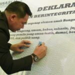 Bupati Kapuas Hulu, Fransiskus Diaan menandatangani Deklarasi Pemilu Damai dan Berintegritas. (Foto: Ishaq)