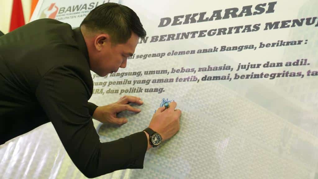 Bupati Kapuas Hulu, Fransiskus Diaan menandatangani Deklarasi Pemilu Damai dan Berintegritas. (Foto: Ishaq)