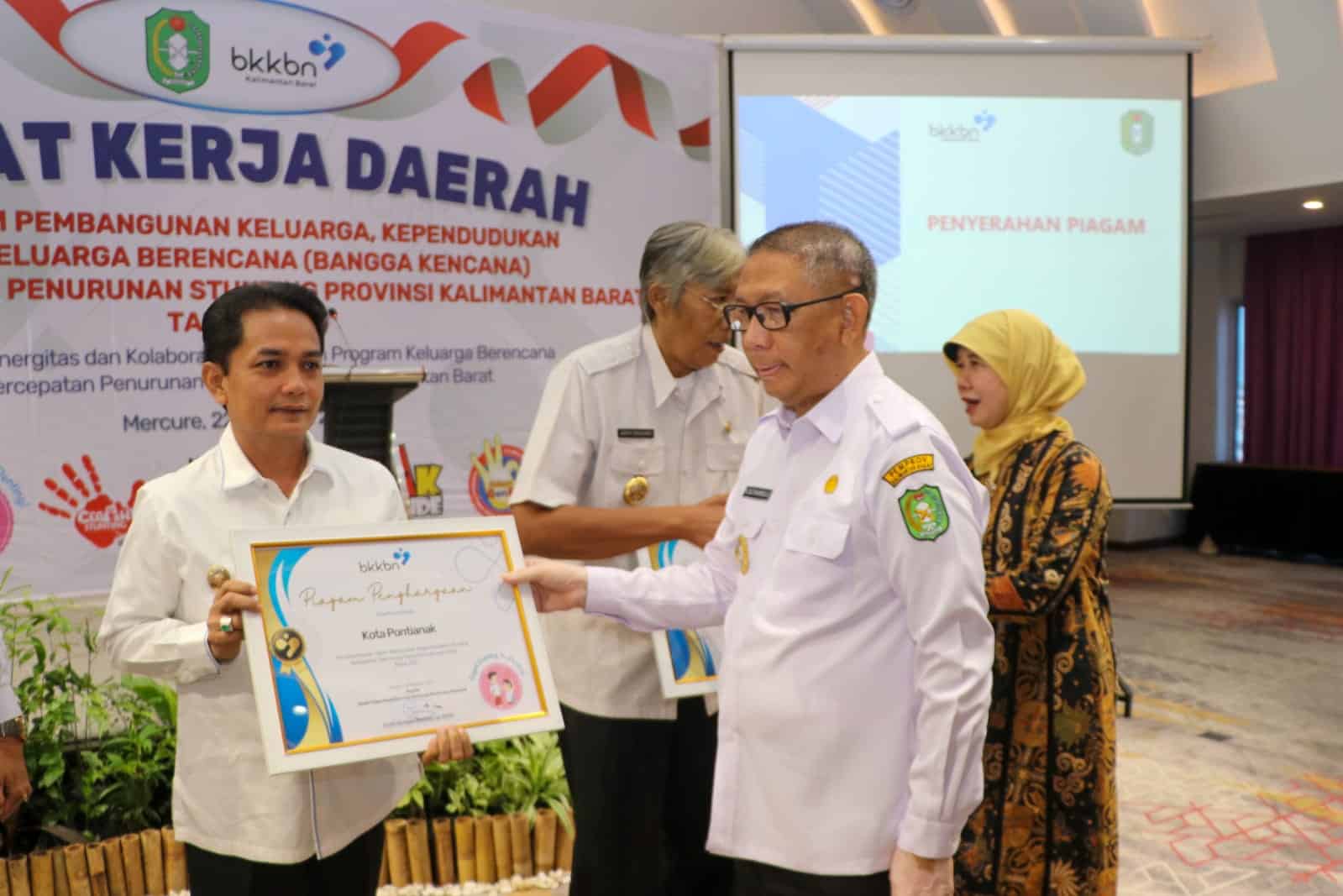 Wakil Wali Kota Pontianak, Bahasan menerima piagam penghargaan dari BKKBN yang diserahkan oleh Gubernur Kalbar Sutarmidji. (Foto: Prokopim Kalbar Online.com)