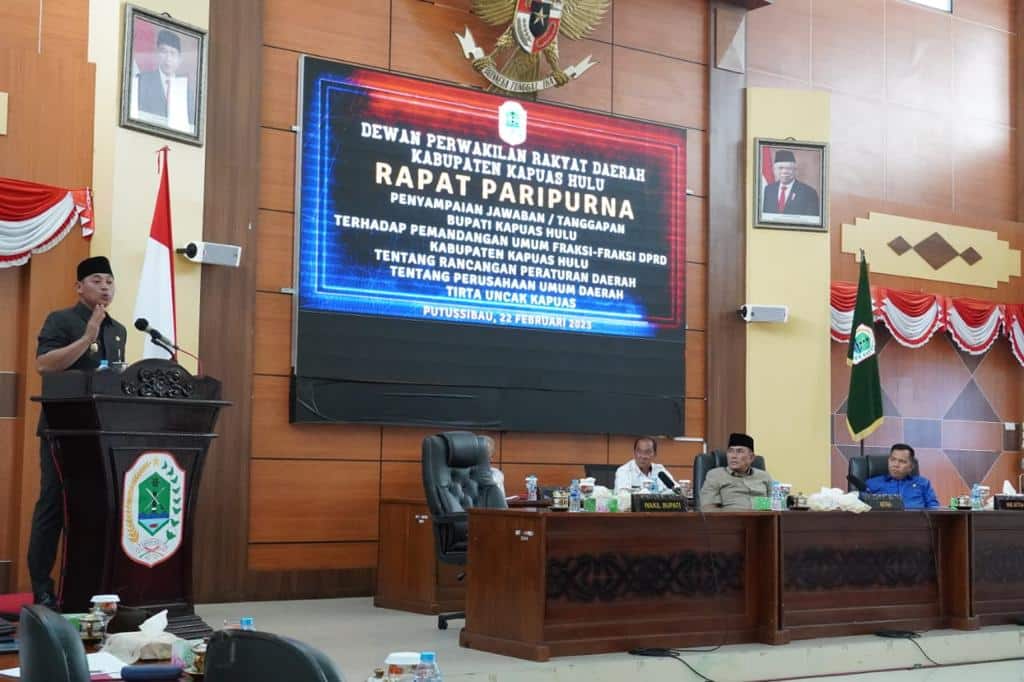 Wakil Bupati Kapuas Hulu, Wahyudi Hidayat saat rapat paripurna bersama Anggota DPRD Kapuas Hulu, di ruang rapat paripurna DPRD Kapuas Hulu, Rabu (22/02/2023). (Foto: Ishaq)