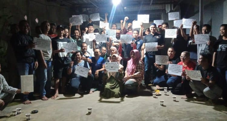 Warga menyampaikan petisi menolak dicoklit oleh petugas KPU Kubu Raya. (Foto: Warga SBR)