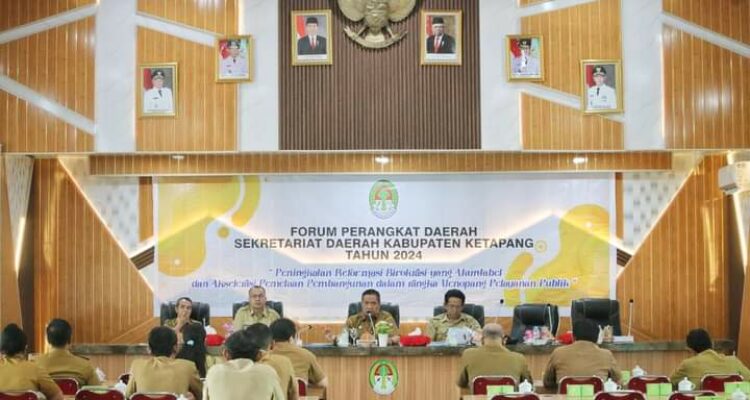 Staf Ahli Bupati Ketapang, Maryadi Asmuie memimpin Rapat Forum Perangkat Daerah terkait Penyusunan RKPD 2024. (Foto: Adi LC)