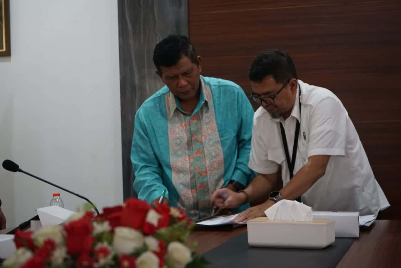 Bupati Kayong Utara, Citra Duani menandatangani kesepakatan bersama pihak Politeknik Penerbangan Indonesia (PPI) Curug, Rabu (22/02/2023). (Foto: Santo)