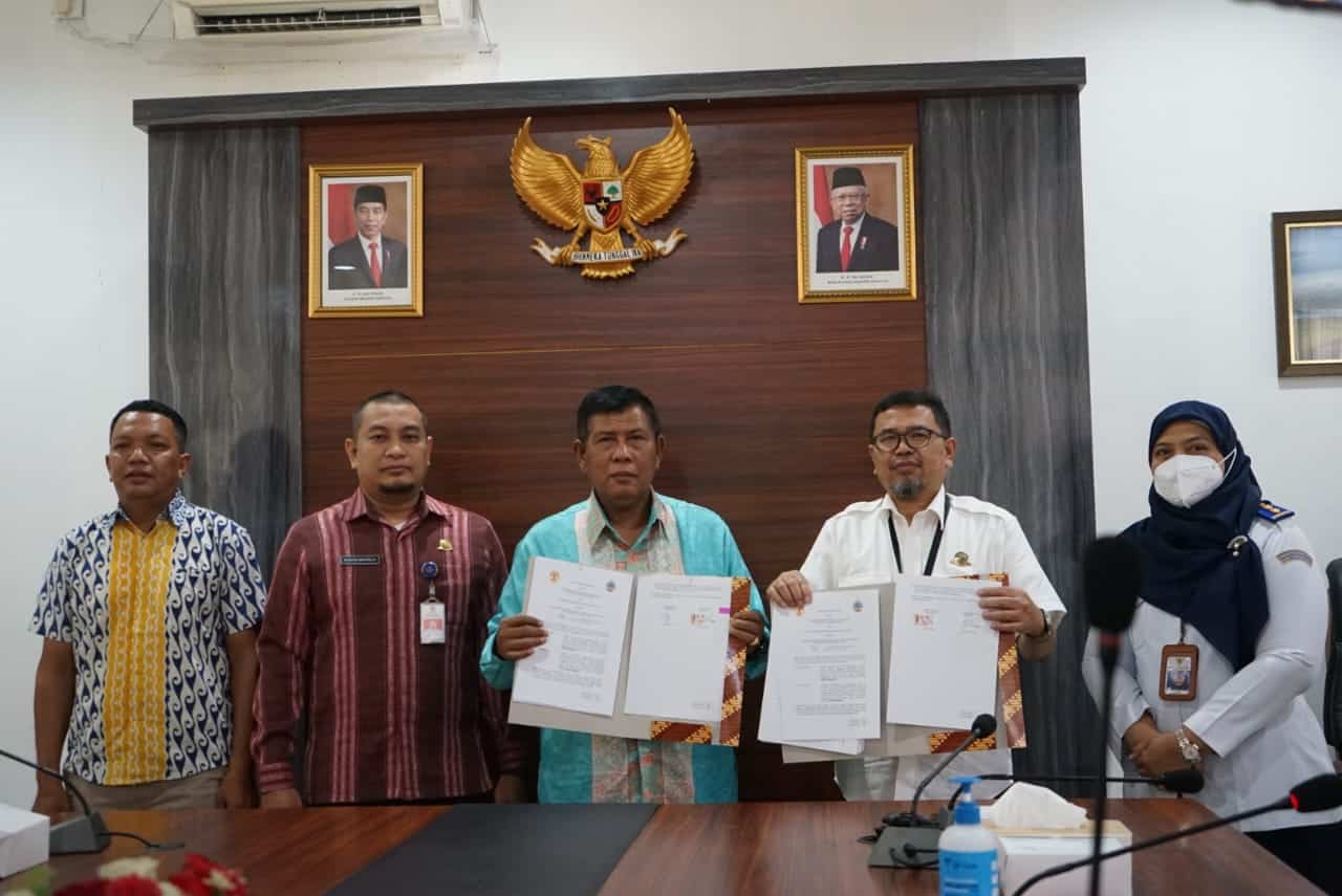 Bupati Kayong Utara, Citra Duani berfoto bersama usai menandatangani kesepakatan dengan pihak Politeknik Penerbangan Indonesia (PPI) Curug, Rabu (22/02/2023). (Foto: Santo)