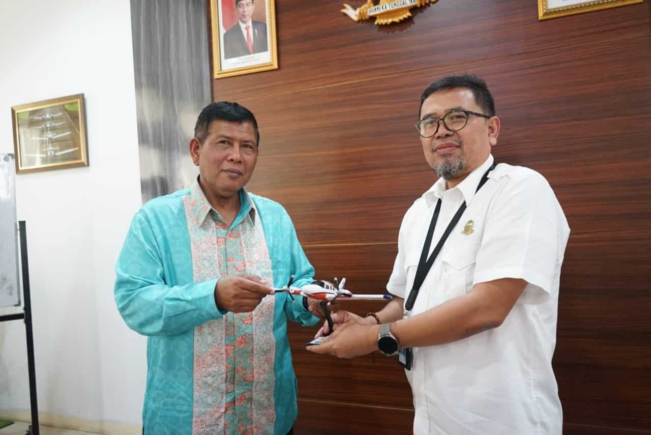 Bupati Kayong Utara, Citra Duani berfoto bersama Direktur Politeknik Penerbangan Indonesia (PPI) Curug, Agus Tono. (Foto: Santo)