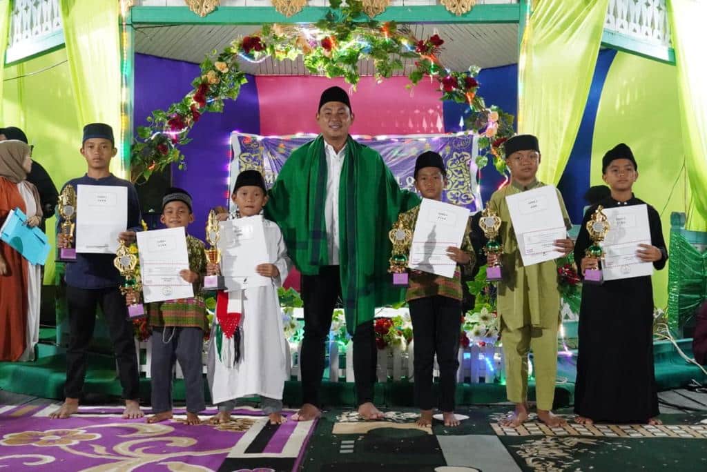 Wakil Bupati Kapuas Hulu, Wahyudi Hidayat berfoto bersama para pemenang MTQ tingkat Kecamatan Bunut Hilir, Rabu (22/02/2023). (Foto: Ishaq)