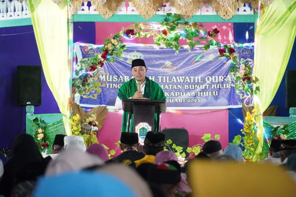 Wakil Bupati Kapuas Hulu, Wahyudi Hidayat memberikan kata sambutan dalam acara peringatan Isra Mikraj Nabi Muhammad SAW yang dirangkai dengan penutupan MTQ tingkat Kecamatan Bunut Hilir, Rabu (22/02/2023). (Foto: Ishaq)