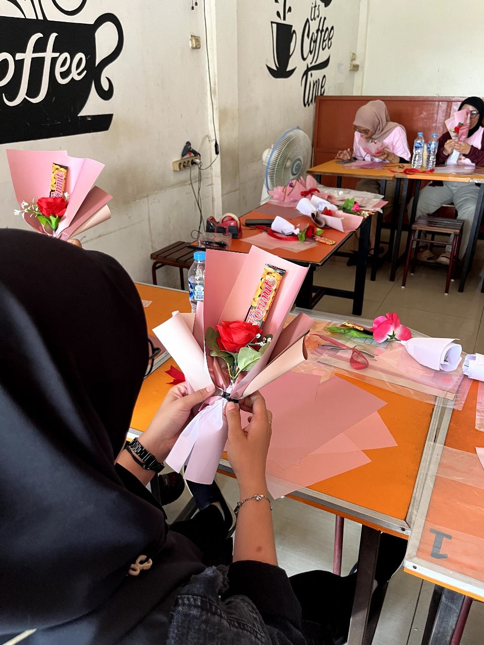 Para peserta mempraktikkan pembuatan buket (karangan bunga) dalam pelatihan yang digelar oleh Sukarelawan Srikandi Ganjar Kalbar di Kota Pontianak. (Foto: Jauhari)